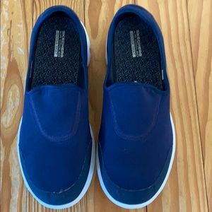 Very comfortable shoes....very little wear!